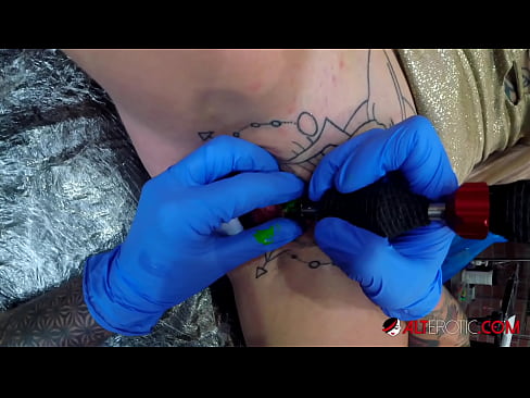 ❤️ Sully Savage, hottie estremamente tatuata, hà fattu un tatuatu nantu à u clitoris Solo porno à co.rassadakubani.ru ️❤